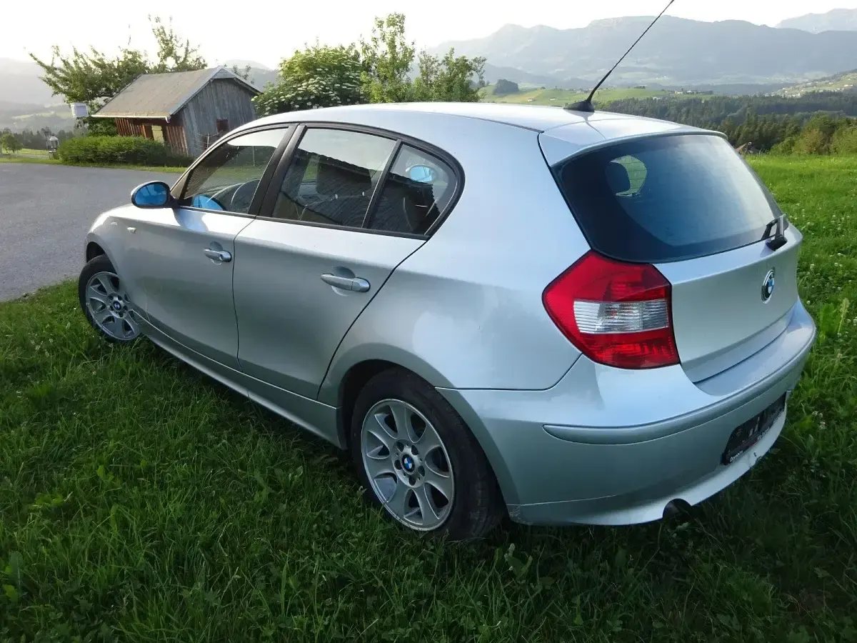 Gebraucht BMW 118 122 PS (89 kW) 2006 Silber Kleinwagen