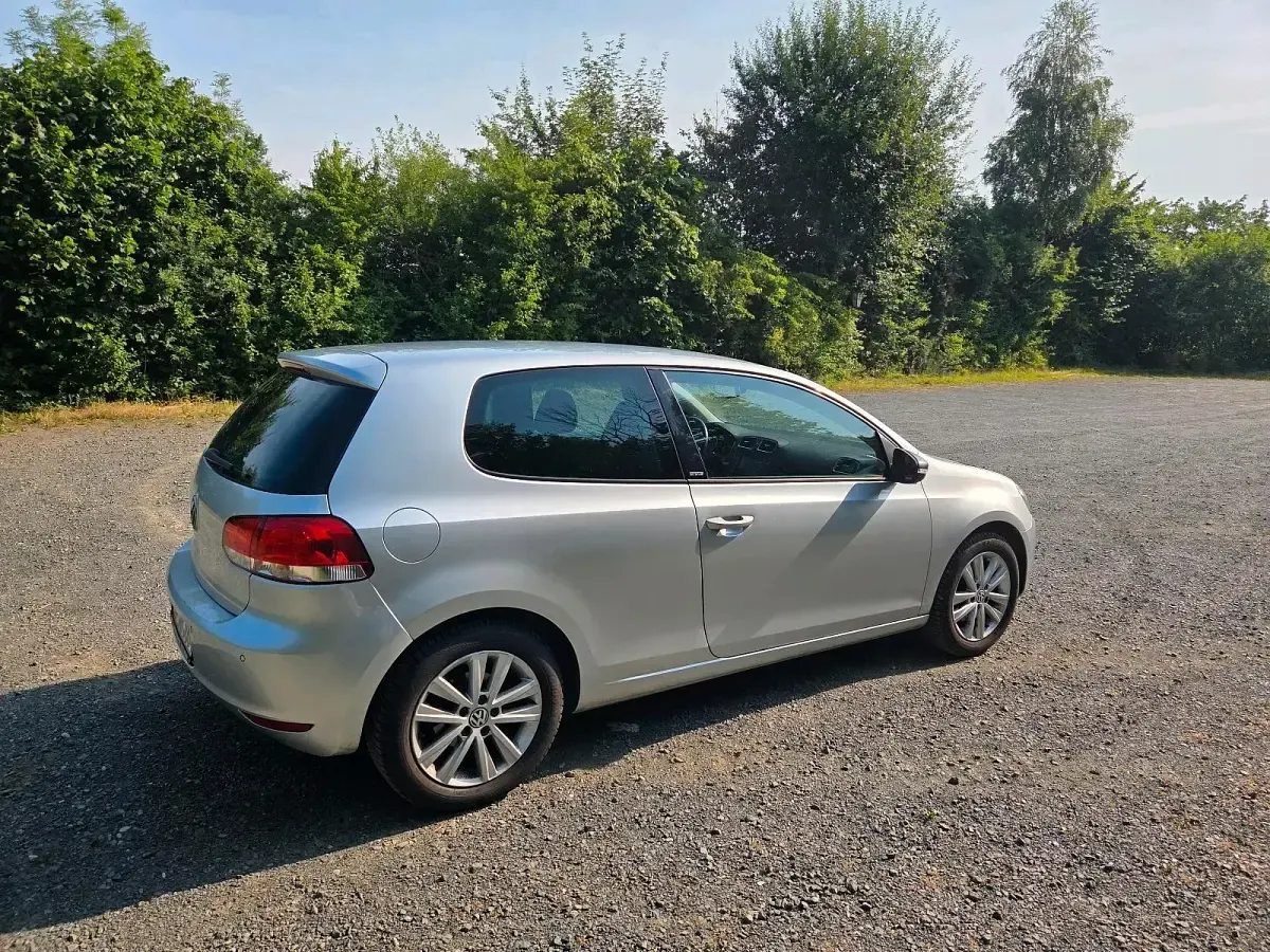 Gebraucht VW Golf VI 105 PS (77 kW) 2012 Silber Kleinwagen