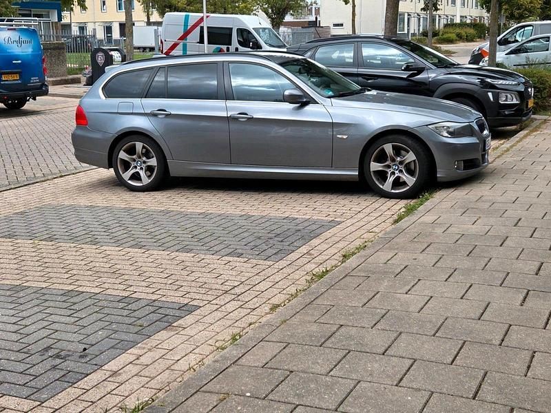 Grau Gebraucht 2011 BMW 320 Kombi | 2.750 € (Superpreis) - Bild 1/4
