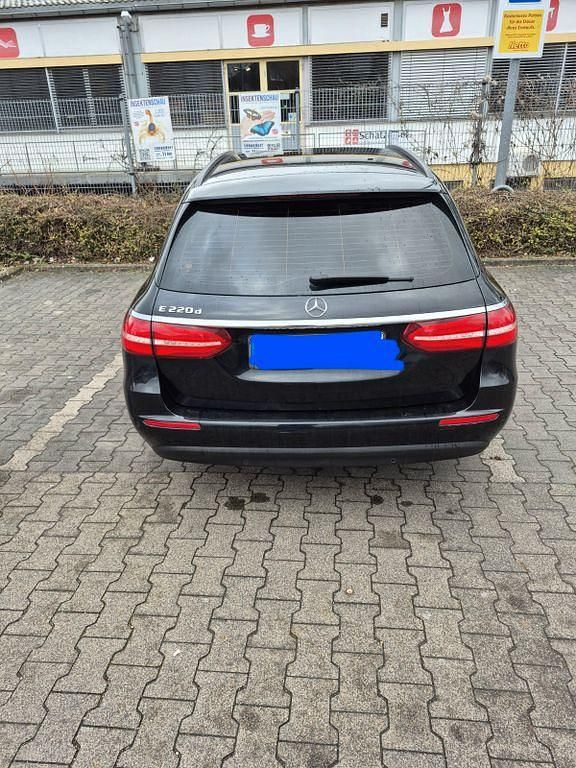 Gebraucht Mercedes E220 194 PS (142 kW) 2019 Schwarz Limousine