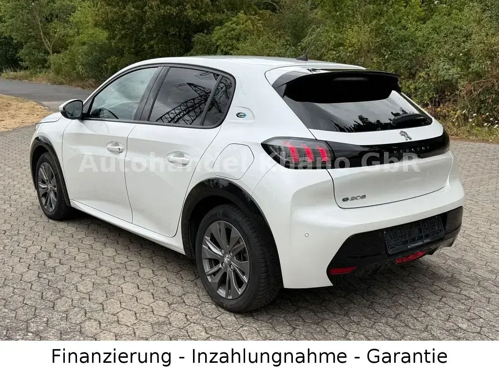 Gebraucht Peugeot e-208 Allure 100 kW (136 PS) 2020 Weiß Kleinwagen