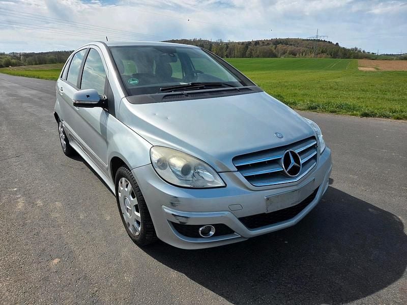 Gebraucht Mercedes B180 109 PS (80 kW) 2009 Silber Van / Kleinbus