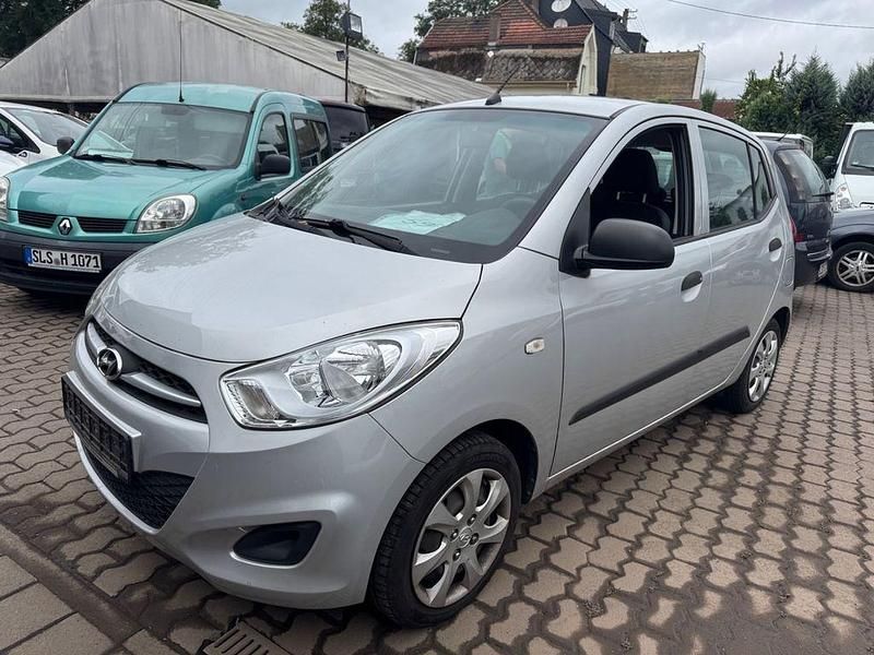 Silber Gebraucht 2013 Hyundai i10 Edition Kleinwagen | 1.990 € (Guter Preis) - Bild 1/4