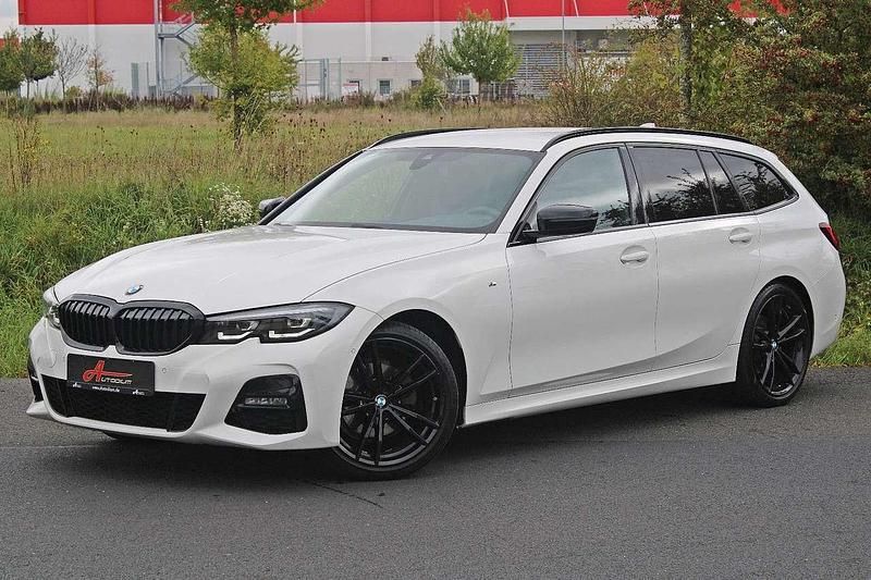 Alpinweiss iii Gebraucht 2022 BMW 320 M Sport Kombi | 28.490 € (Fairer Preis) - Bild 1/4