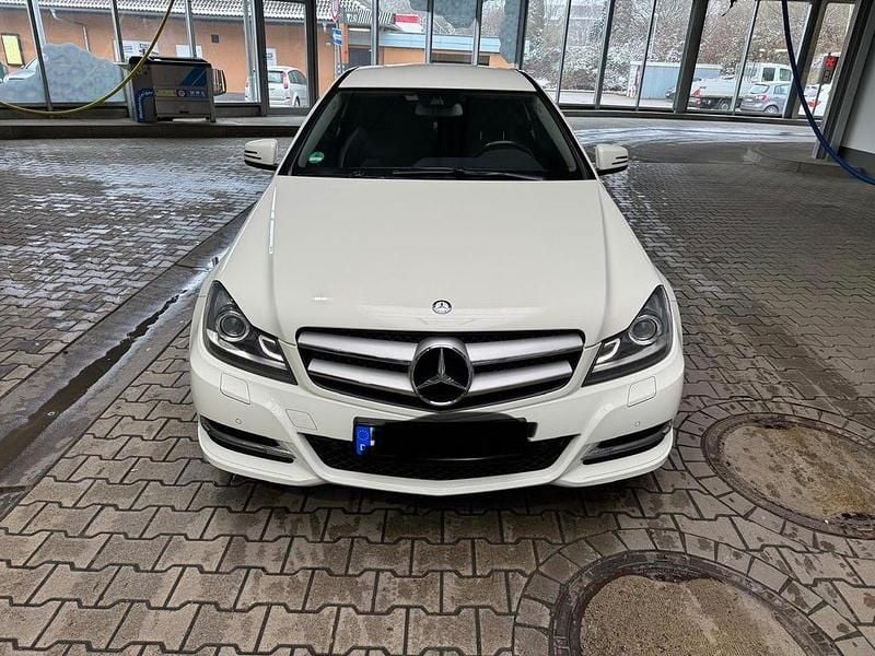 Gebraucht Mercedes C180 156 PS (114 kW) 2011 Weiß Coupé