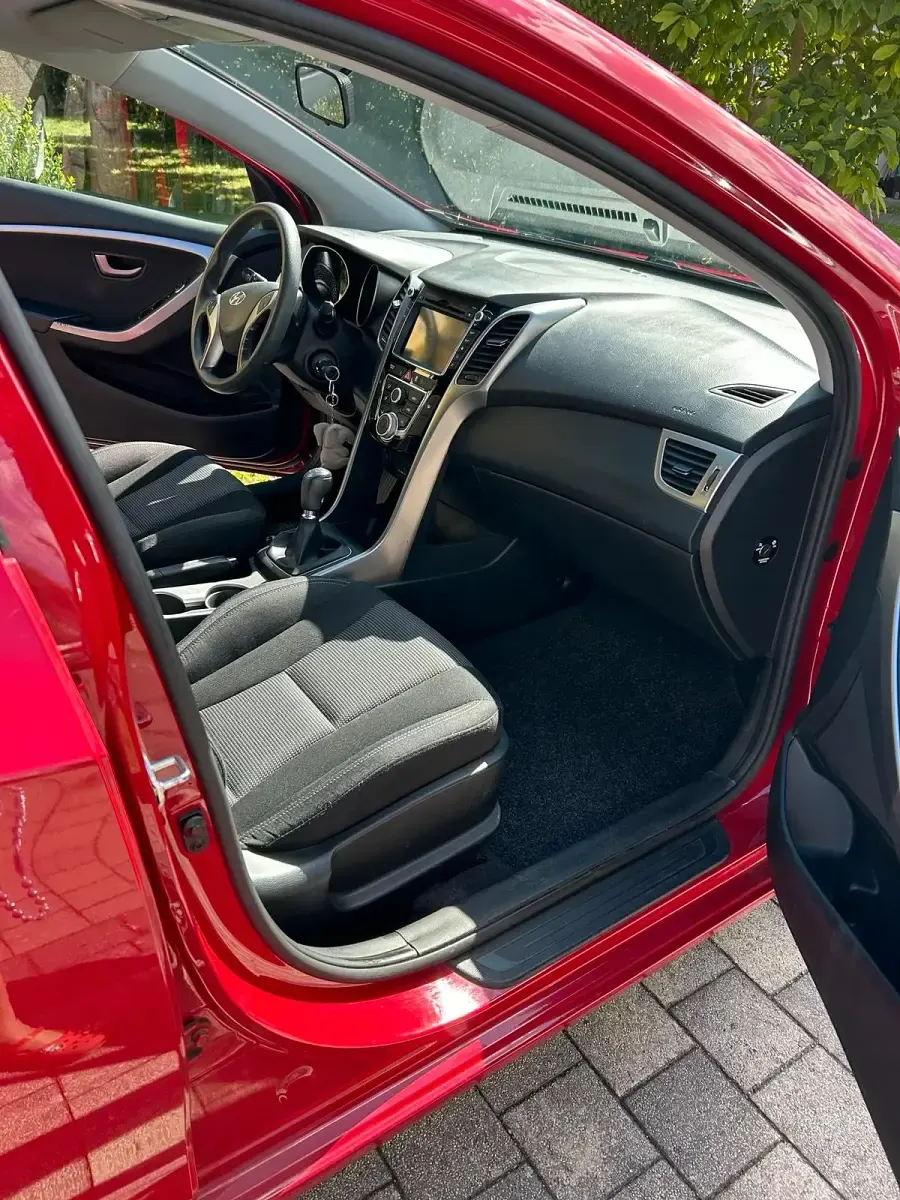 Gebraucht Hyundai i30 99 PS (72 kW) 2014 Rot Limousine