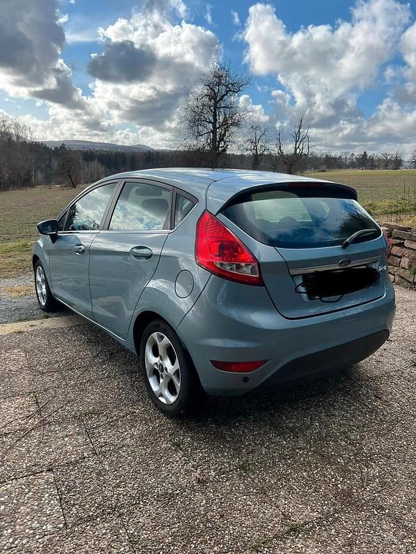 Gebraucht Ford Fiesta 97 PS (71 kW) 2010 Grau Kleinwagen