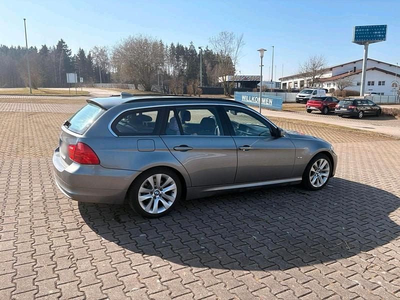 Gebraucht BMW 320 184 PS (135 kW) 2011 Grau Kombi