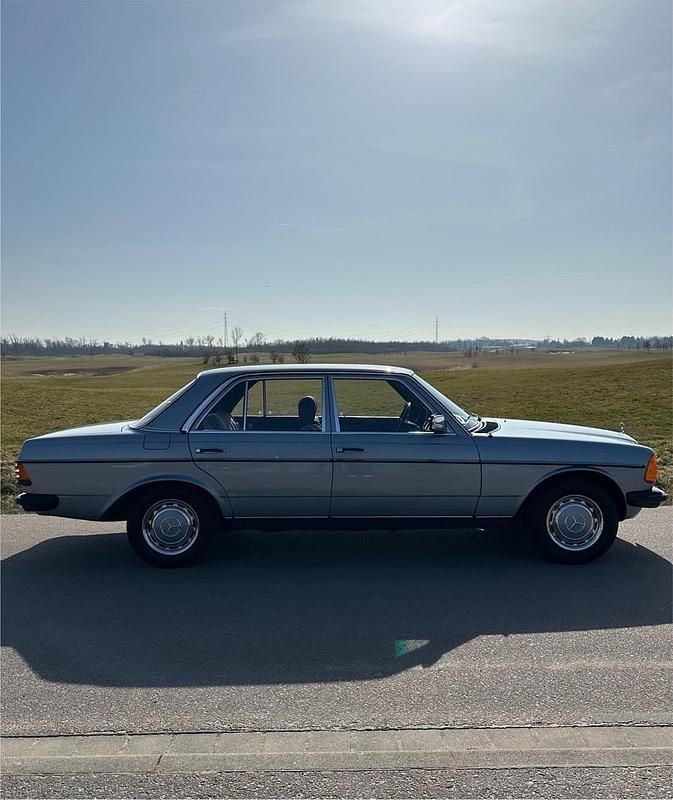 Gebraucht Mercedes 200 109 PS (80 kW) 1982 Silber Limousine