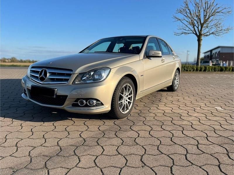 Gold Gebraucht 2011 Mercedes C180 Elegance Limousine | 12.599 € (Etwas zu teuer) - Bild 1/4