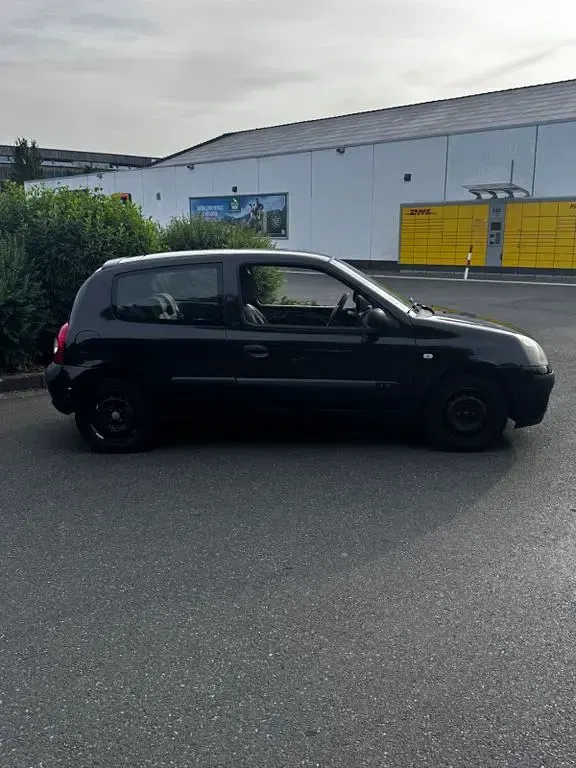 Używany Renault Clio II Authentique 58 KM (42 kW) 2004 Czarny Sedan/Limuzyna