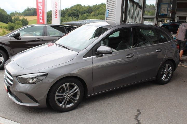 Grau Gebraucht 2019 Mercedes B180 Style Van / Kleinbus | 17.690 € (Superpreis) - Bild 1/4