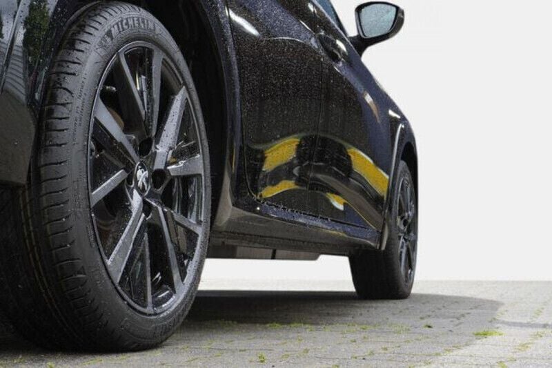 Gebraucht Peugeot e-208 GTi 100 kW (136 PS) 2023 Schwarz Kleinwagen