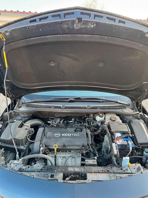 Gebraucht Opel Astra 115 PS (84 kW) 2010 Schwarz Kleinwagen