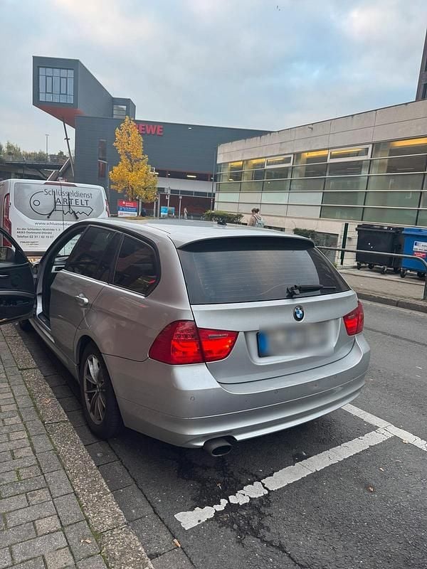 Silber Gebraucht 2009 BMW 320 Kombi | 3.600 € (Superpreis) - Bild 1/4