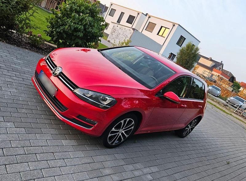 Rot Gebraucht 2016 VW Golf VII Allstar Limousine | 13.800 € (Guter Preis) - Bild 1/4