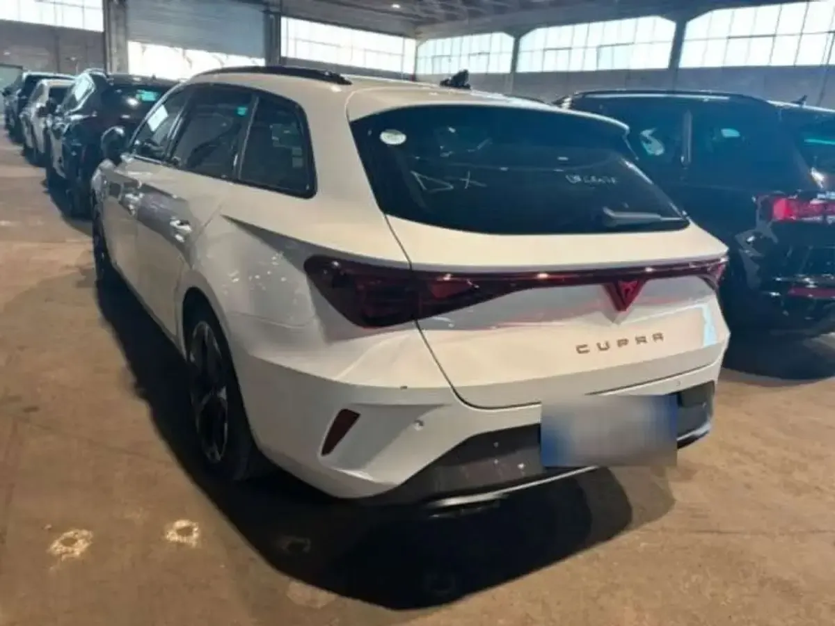 Gebraucht Cupra Leon 150 PS (110 kW) 2025 Glacial weiß metallic Kombi