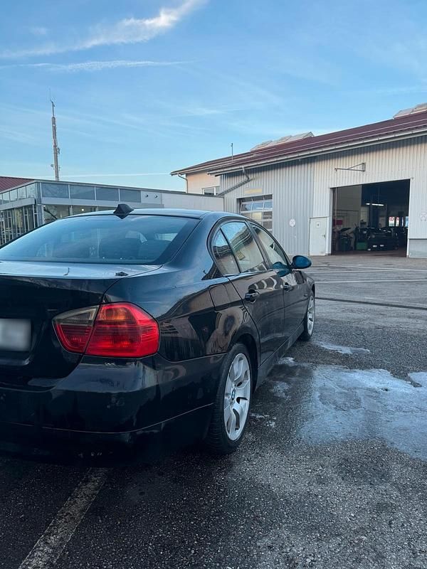 Gebraucht BMW 318 129 PS (94 kW) 2007 Schwarz Limousine