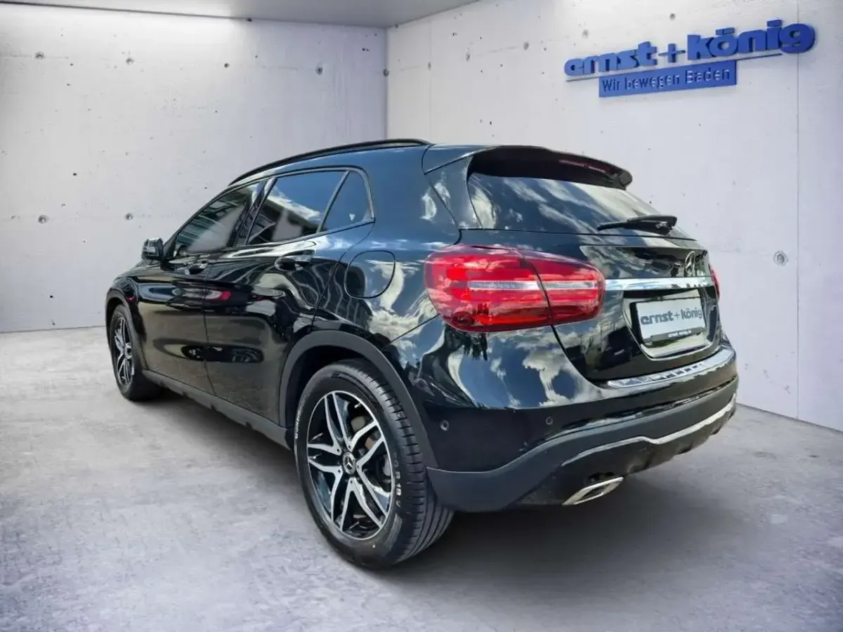 Gebraucht Mercedes GLA200 Urban 156 PS (114 kW) 2018 Kosmosblack  met. SUV
