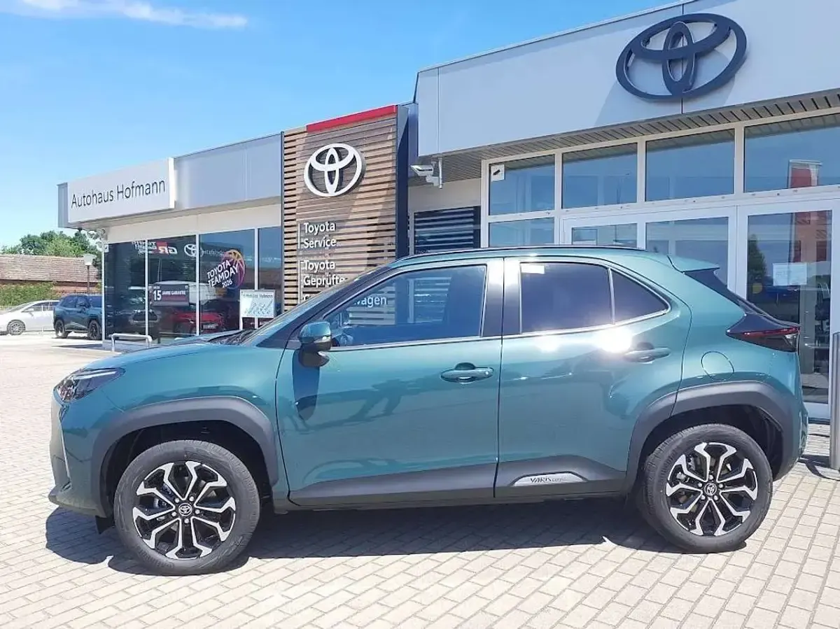 Neu Toyota Yaris Cross 131 PS (96 kW) 2026 Ever rest green metallic SUV