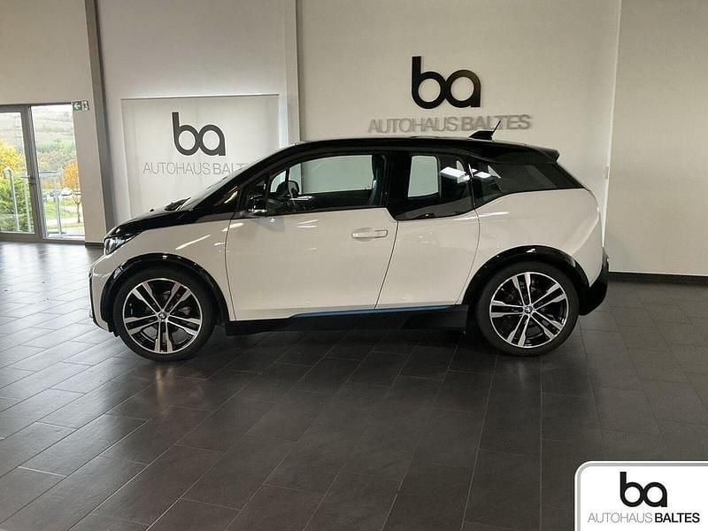 Gebraucht BMW i3 Comfort Edition 135 kW (184 PS) 2022 Capparisweiß akzent iblau Kleinwagen