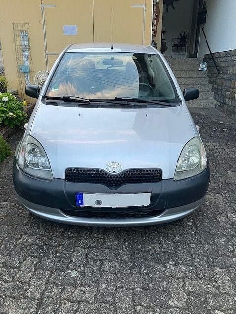 Silber Gebraucht 2000 Toyota Yaris Eco Limousine | 750 € (Guter Preis) - Bild 1/4