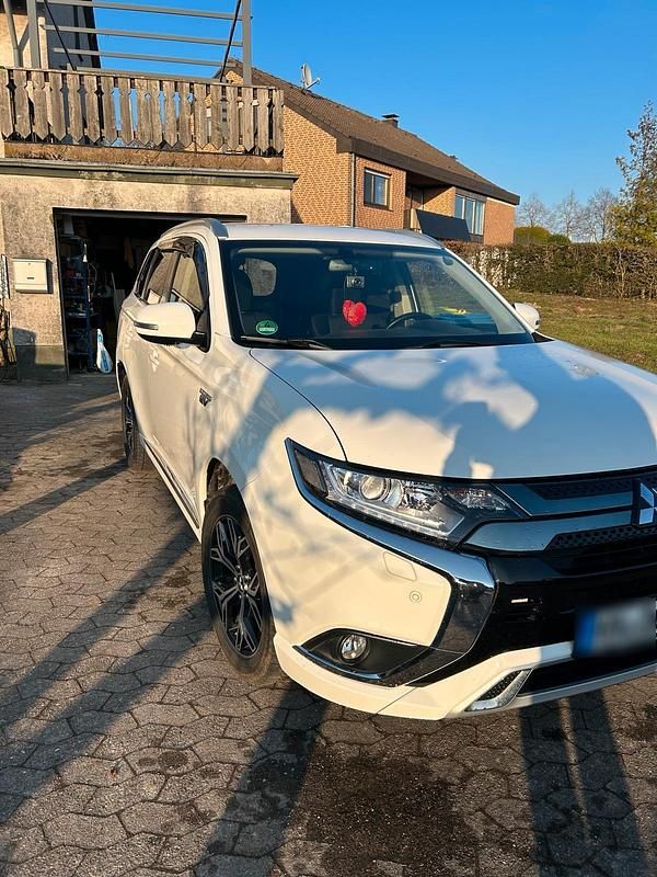 Gebraucht Mitsubishi Outlander P-HEV Top 224 PS (164 kW) 2019 Weiß SUV