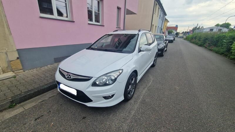 Weiß Gebraucht 2011 Hyundai i30 Kombi | 3.800 € (Fairer Preis) - Bild 1/4