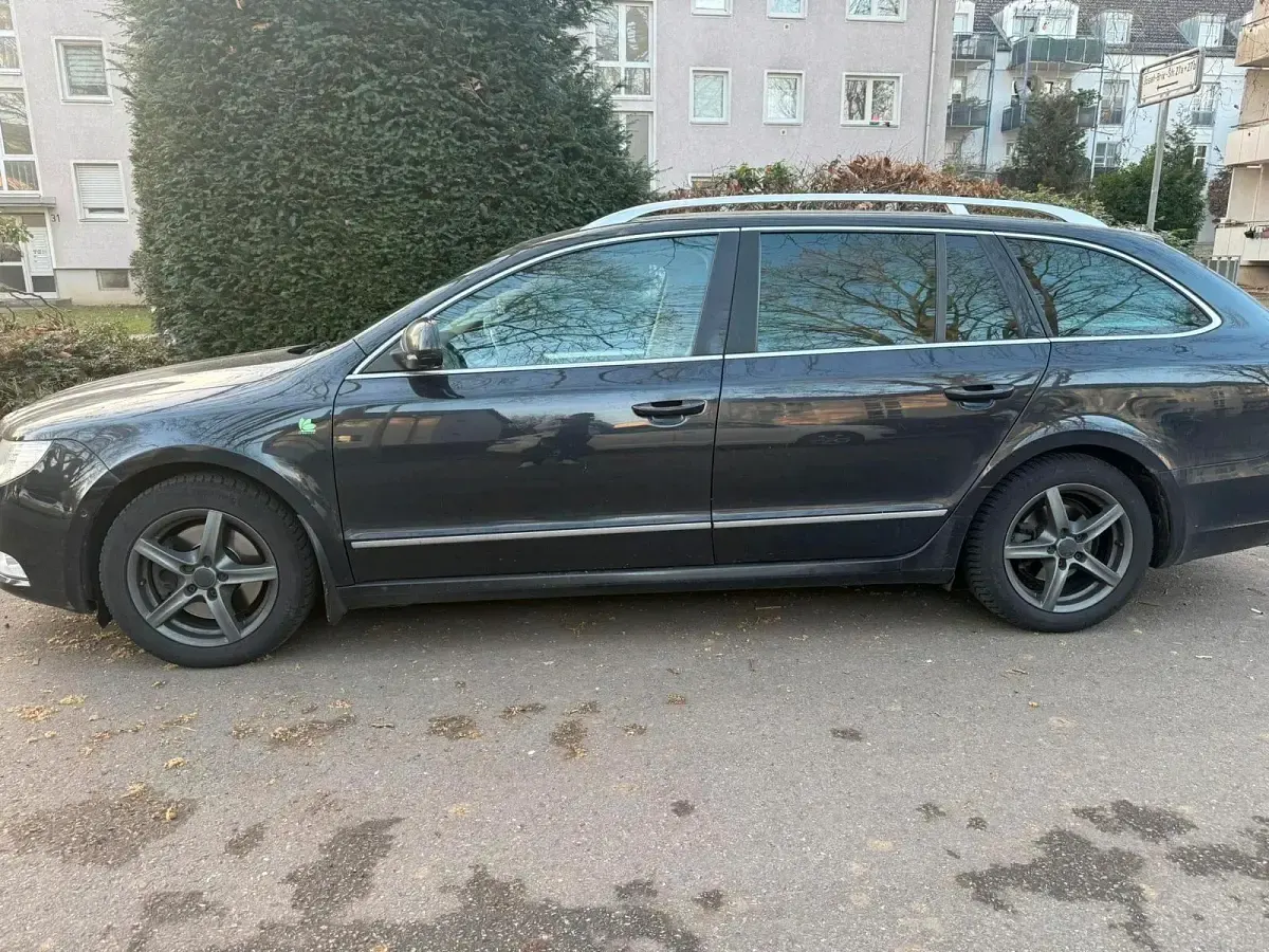 Gebraucht Skoda Superb 105 PS (77 kW) 2011 Schwarz Kombi