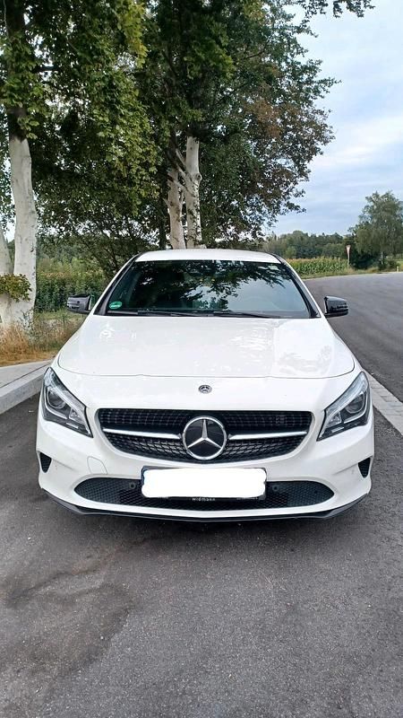 Weiß Gebraucht 2017 Mercedes CLA200 Kombi | 17.000 € (Fairer Preis) - Bild 1/4