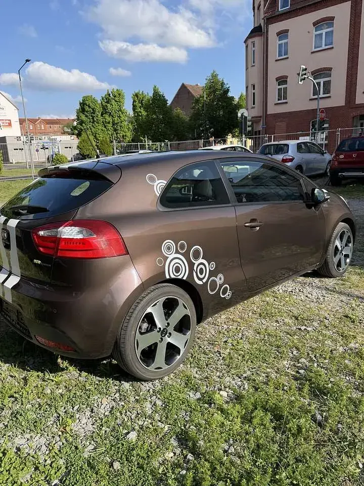 Gebraucht Kia Rio Spirit 109 PS (80 kW) 2012 Wendy brown met. Kleinwagen