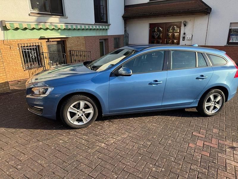 Second-hand Volvo V60 Kinetic 190 CP (139 kW) 2016 Albastru Break