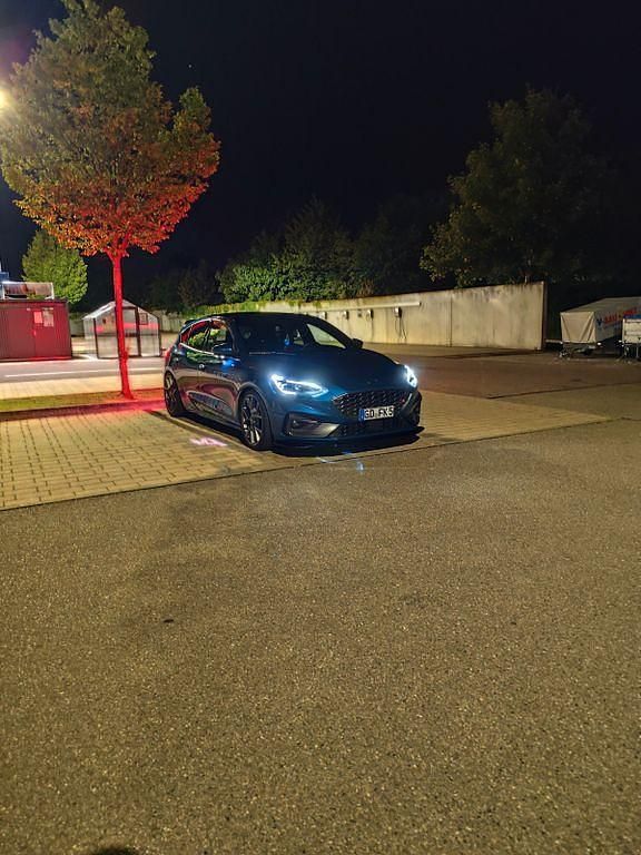 Blau Gebraucht 2020 Ford Focus ST Limousine | 22.999 € (Fairer Preis) - Bild 1/4