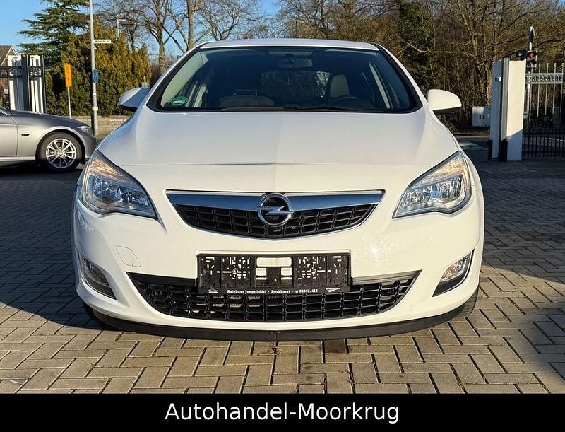 Gebraucht Opel Astra 116 PS (85 kW) 2012 Weiß Limousine