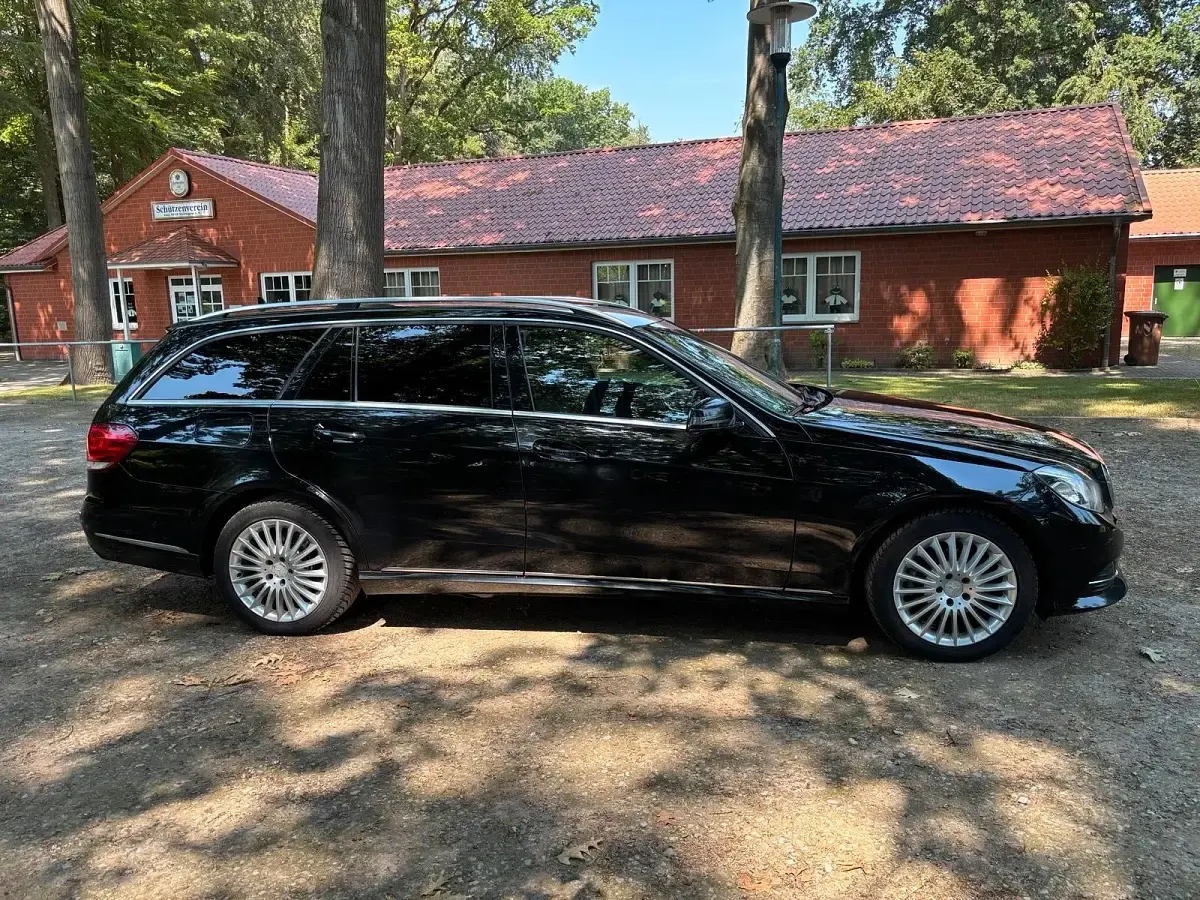 Gebraucht Mercedes E220 170 PS (125 kW) 2013 Schwarz Kombi