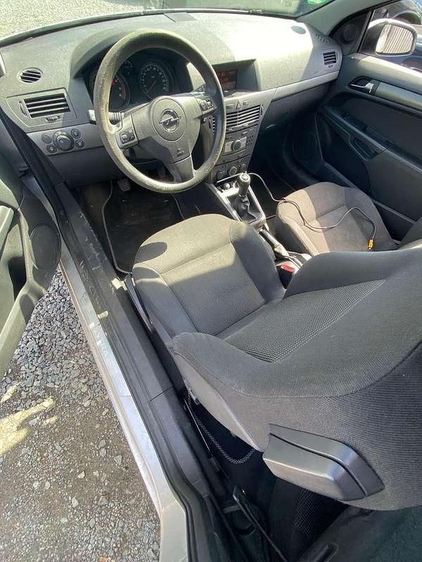 Używany Opel Astra Basis 90 KM (66 kW) 2006 Srebrny Coupe