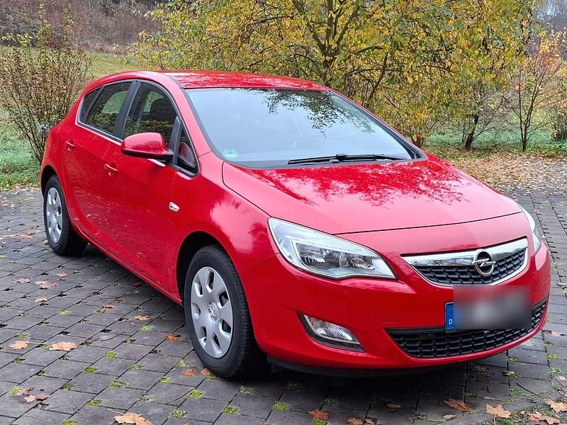 Rot Gebraucht 2012 Opel Astra Color Edition Limousine | 3.800 € (Fairer Preis) - Bild 1/4