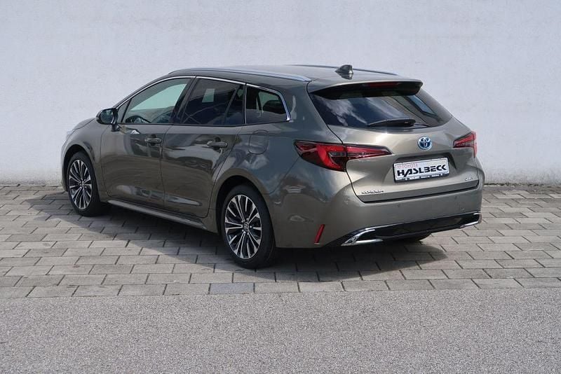 Neu Toyota Corolla 178 PS (130 kW) 2025 Manganbronze metallic Kombi