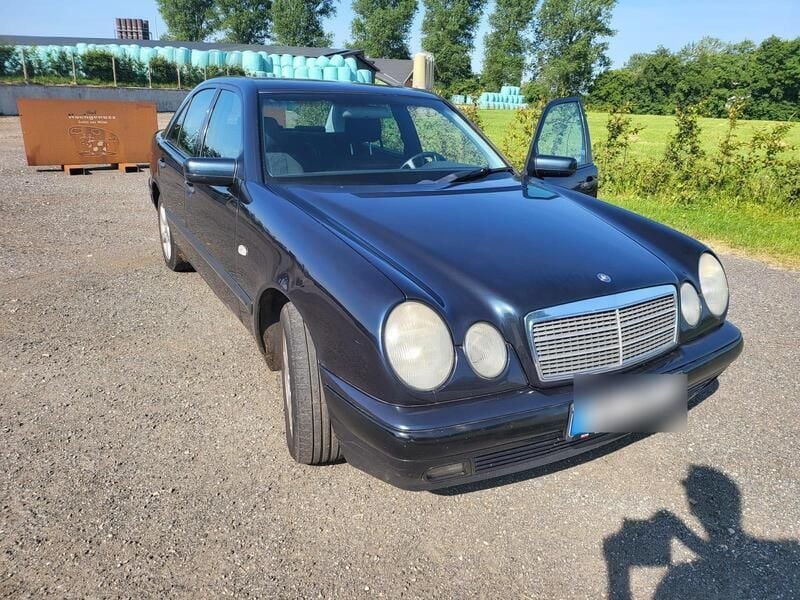 Blau Gebraucht 1999 Mercedes E200 Limousine | 2.300 € - Bild 1/4