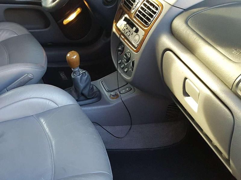 Gebraucht Renault Clio II Initiale Paris 107 PS (78 kW) 2001 Grau boreal Kleinwagen