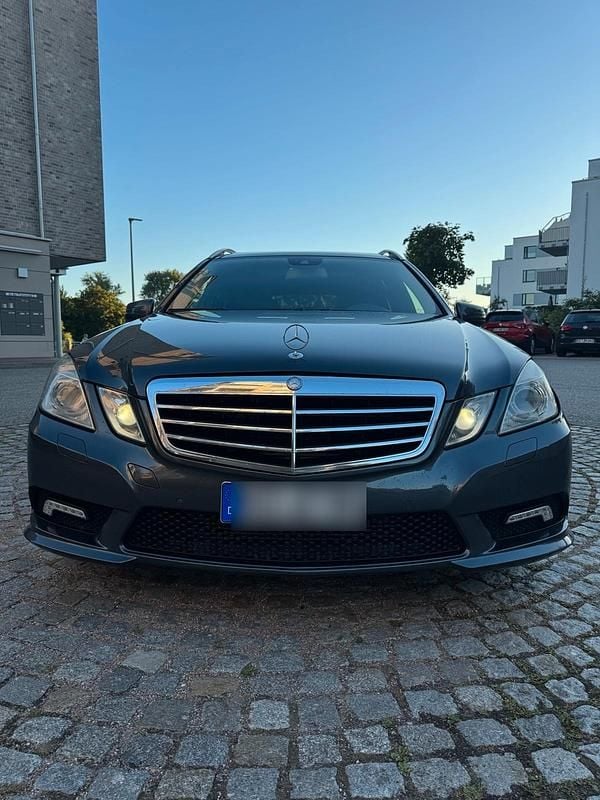 Grau Gebraucht 2011 Mercedes E350 Avantgarde Kombi | 8.999 € - Bild 1/4