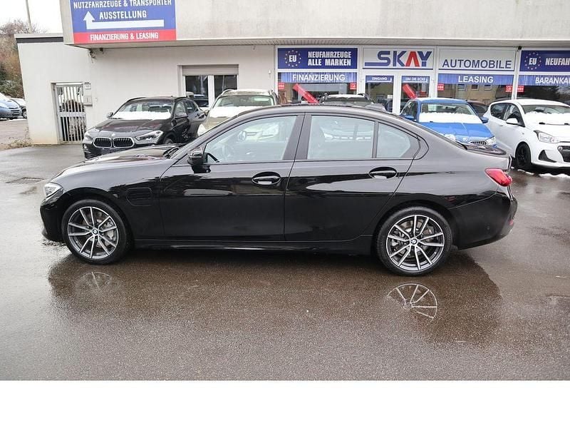 Gebraucht BMW 330e Advantage 252 PS (185 kW) 2021 Schwarz ii/bonnet fluid black Limousine