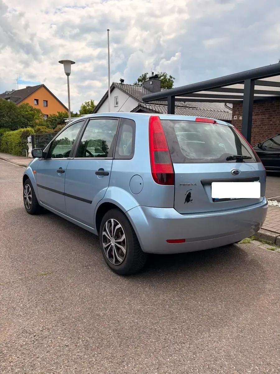 Gebraucht Ford Fiesta 69 PS (50 kW) 2005 Blau Kleinwagen