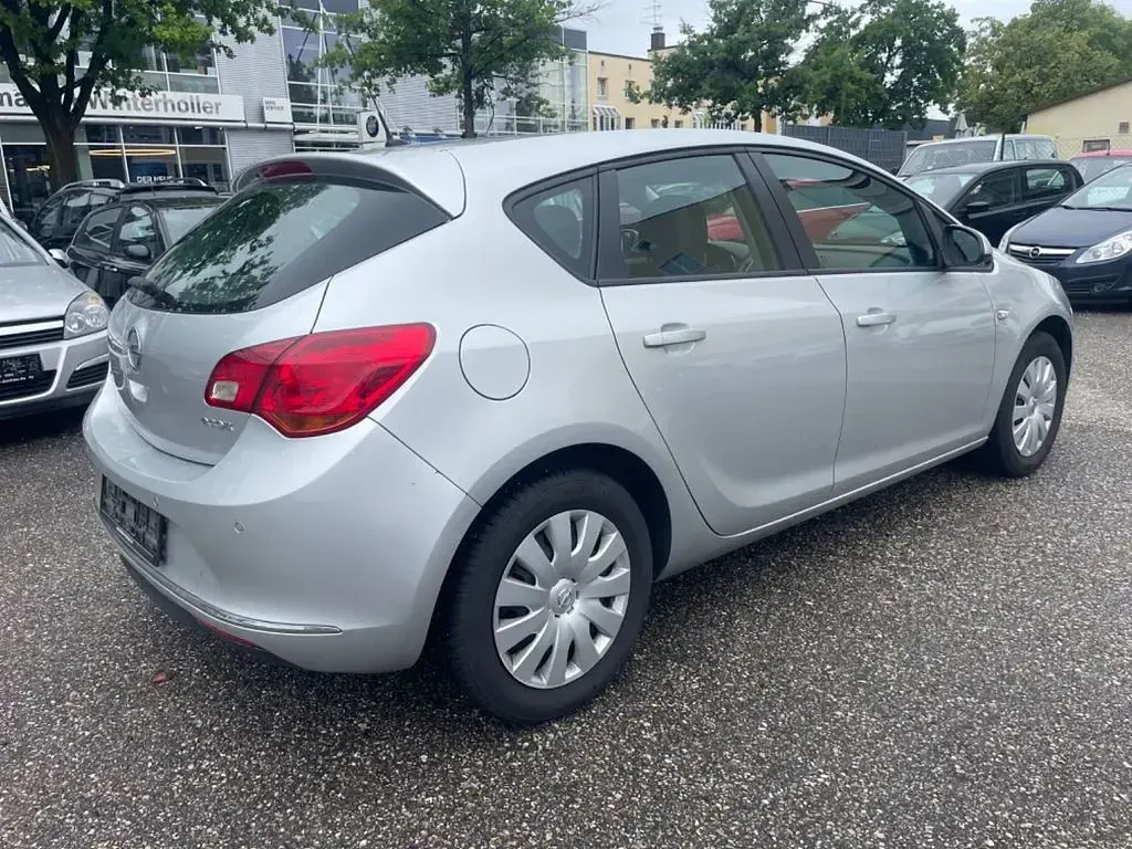 Gebraucht Opel Astra 110 PS (80 kW) 2014 Silber Limousine
