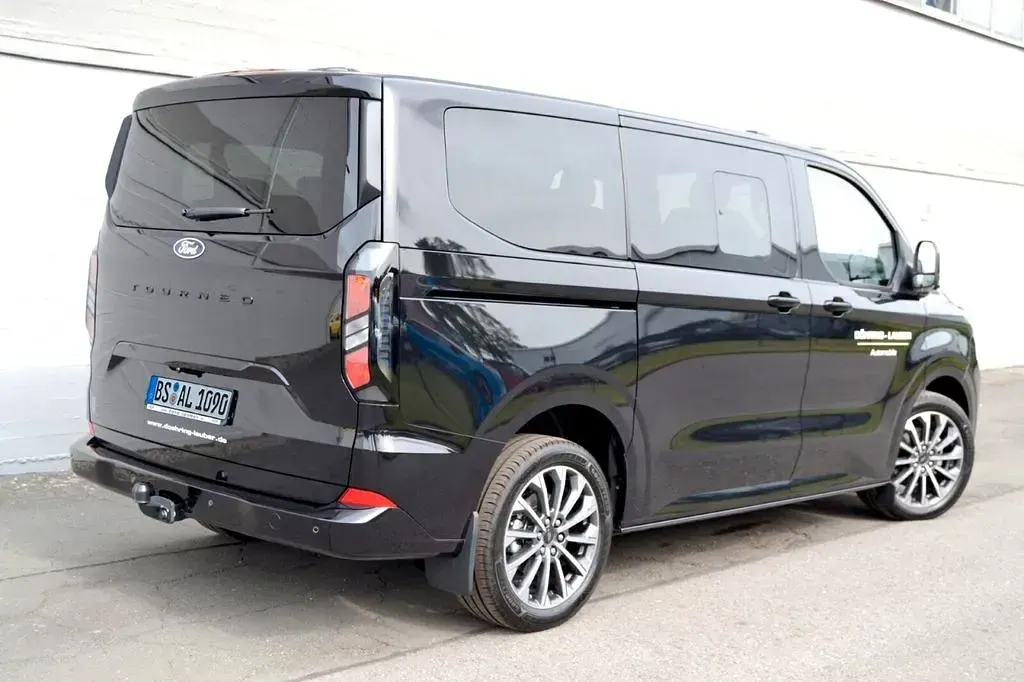 Usado Ford Tourneo Custom Titanium 170 HP (125 kW) 2025 Preto Van