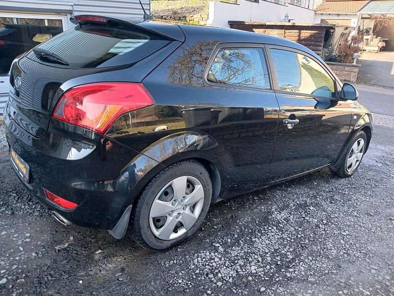 Gebraucht Kia Ceed 109 PS (80 kW) 2009 Schwarz Kleinwagen