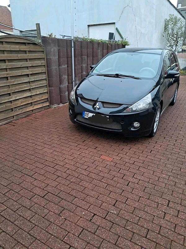 Schwarz Gebraucht 2005 Mitsubishi Grandis Van / Kleinbus | 3.900 € (Teuer) - Bild 1/4