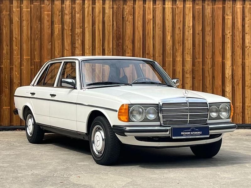 Gebraucht Mercedes 240 72 PS (52 kW) 1979 Violet Limousine