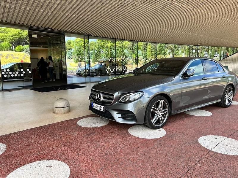 Grau Gebraucht 2016 Mercedes E220 AMG line Limousine | 18.200 € (Fairer Preis) - Bild 1/4