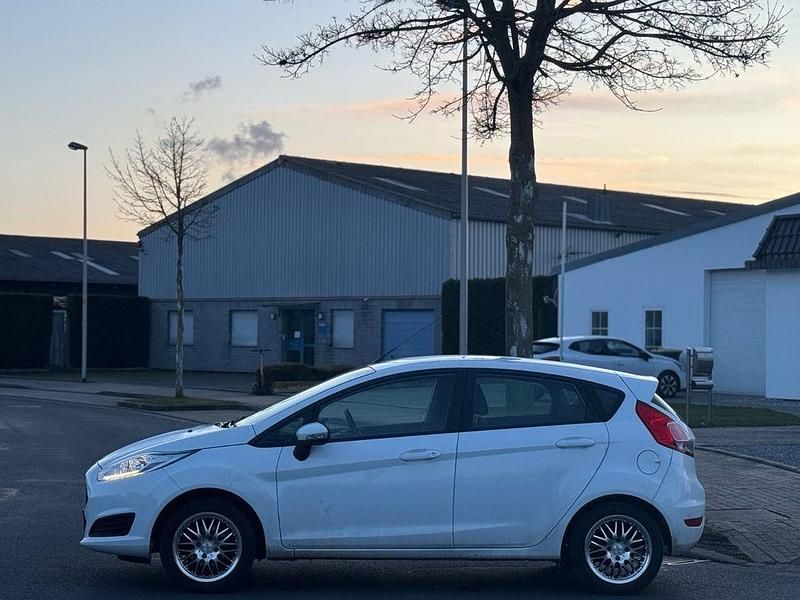 Gebraucht Ford Fiesta Trend 60 PS (44 kW) 2016 Weiß Limousine